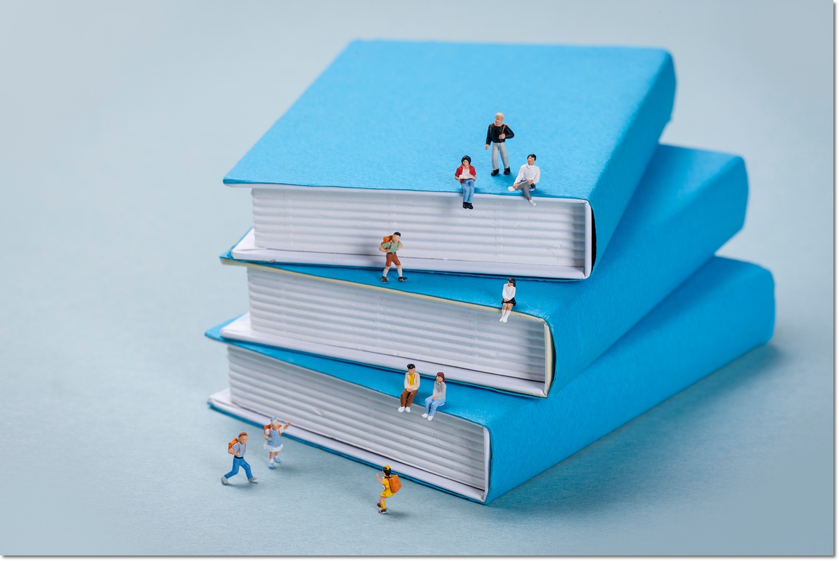 쌓인 책 위를 오르는 사람 모형 · 학부모·학원 선택 참고 사진