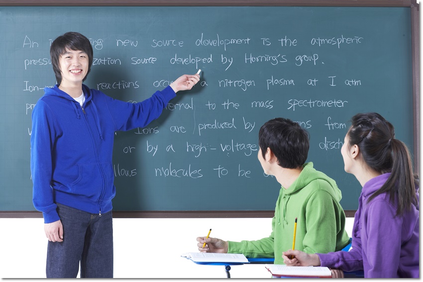 칠판 앞에서 설명을 듣는 학생들 · 학습코칭 참고 사진