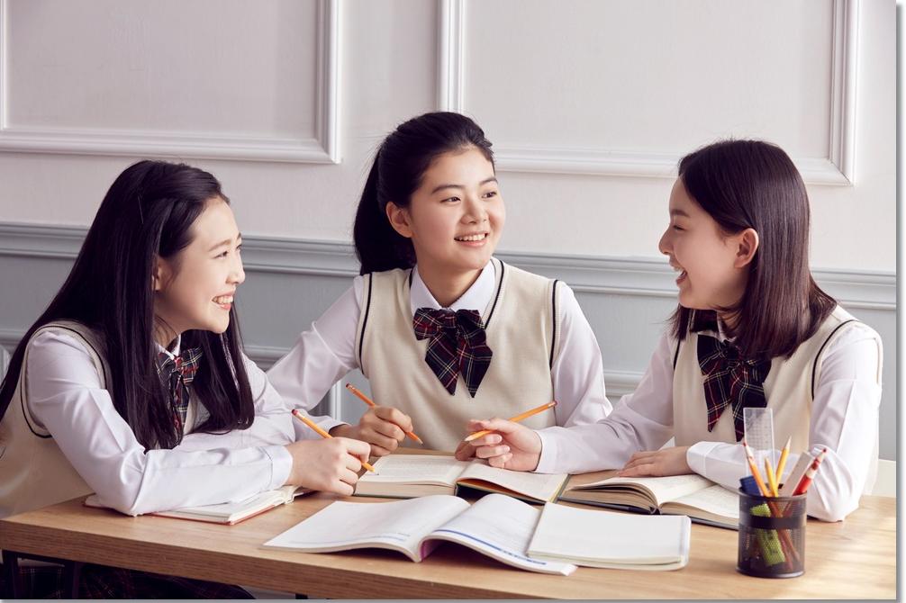 책을 펼치고 대화하는 세 학생 · 학습코칭 참고 사진