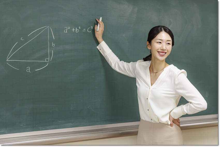 칠판에 그린 도형을 설명하는 모습 · 학습코칭 참고 사진