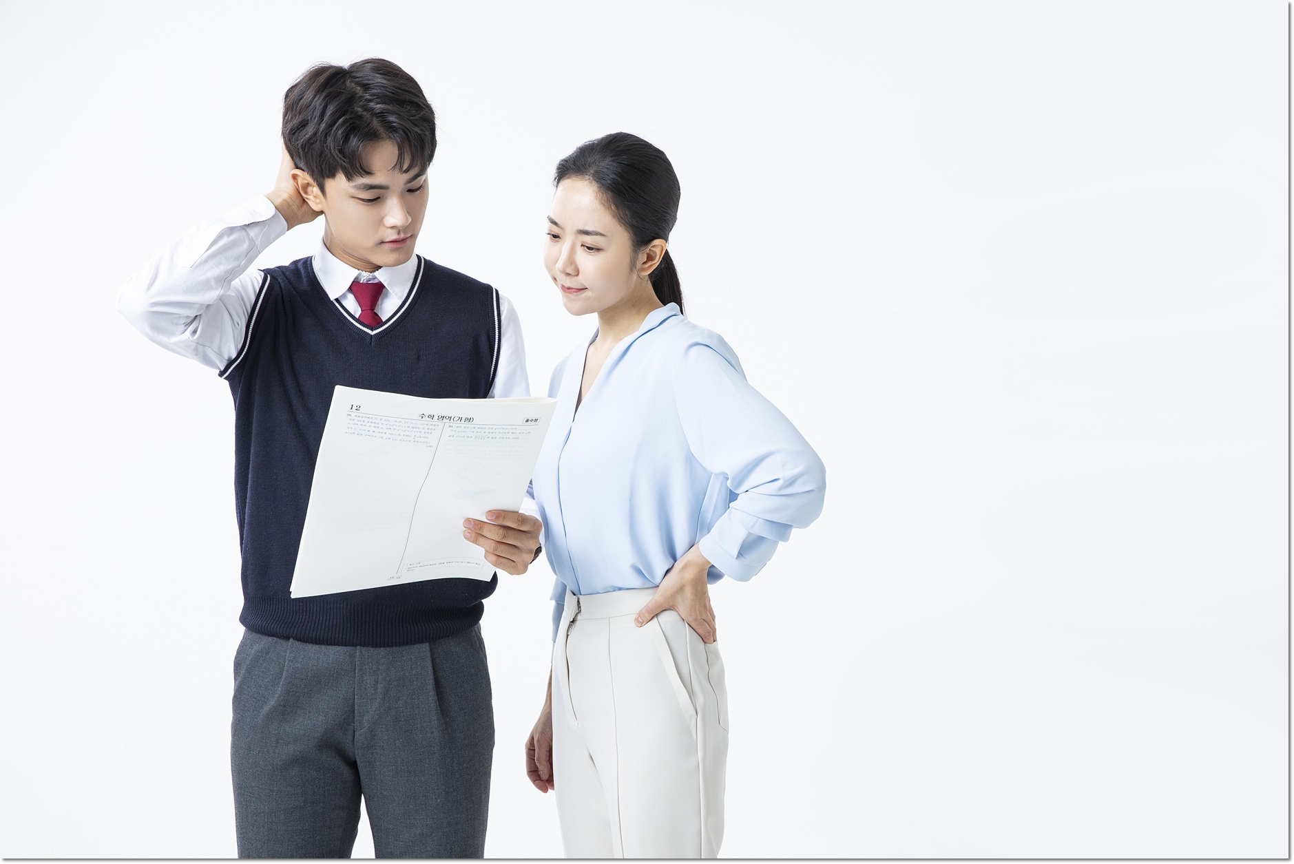 학생의 종이를 함께 확인하는 모습 · 과목·오답 참고 사진