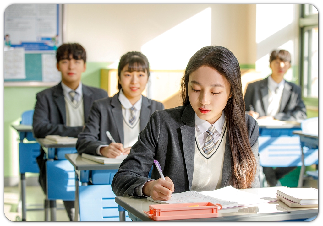 교실에서 책을 펼쳐 읽는 학생들 · 시험 준비 참고 사진
