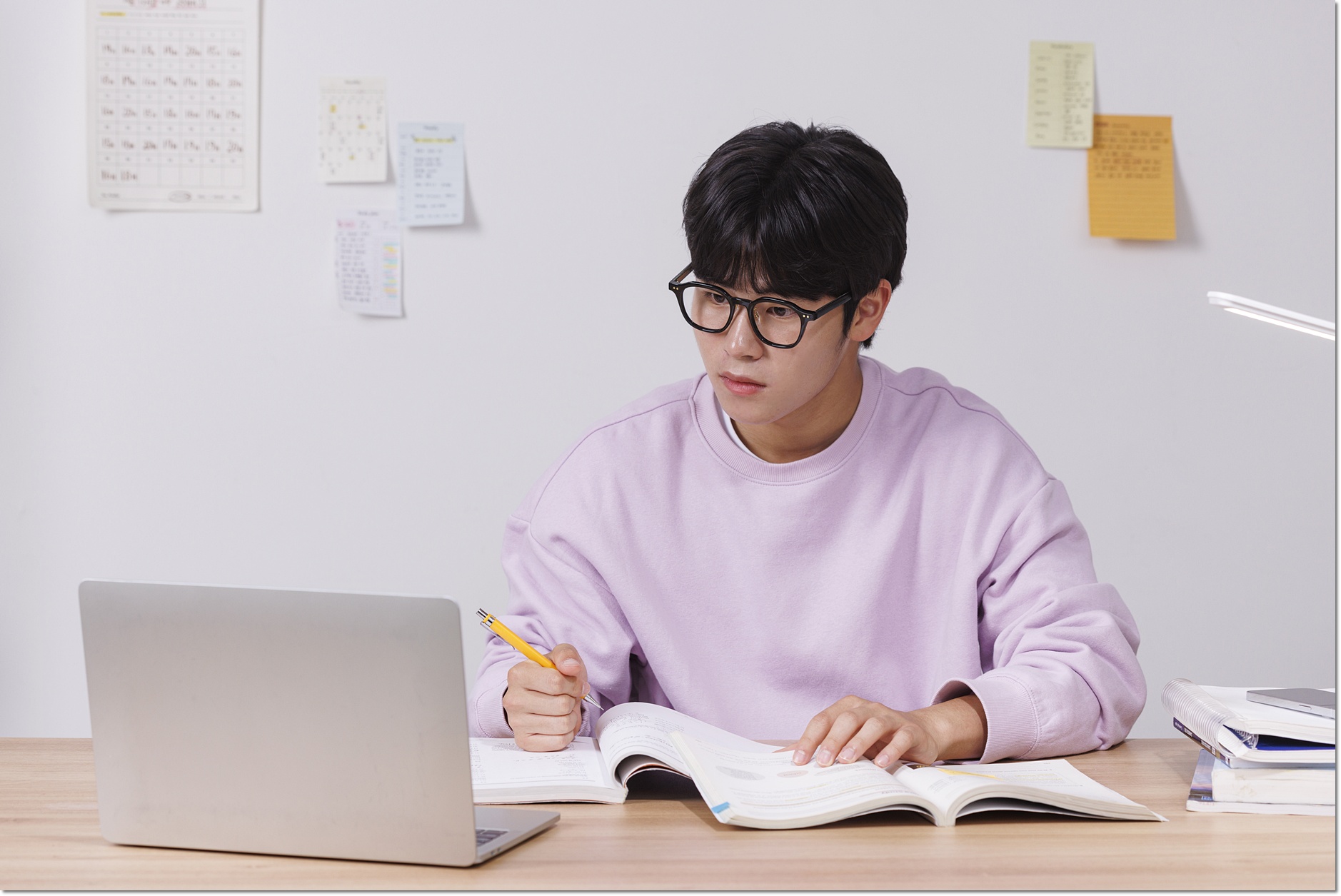 노트북과 책을 보며 필기하는 모습 · 학습코칭 참고 사진