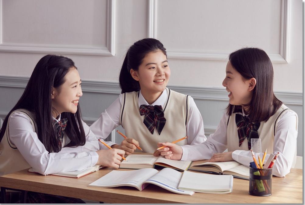 책상에서 대화하는 세 학생 · 학년·학교생활 참고 사진