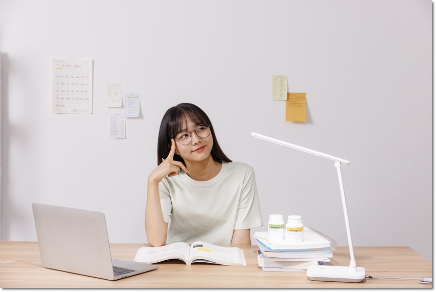 노트북과 책을 앞에 둔 모습 · 계획·집중 참고 사진