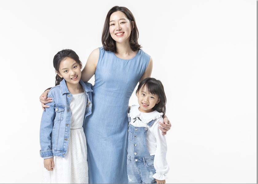 어른과 함께 서 있는 두 어린이 · 학부모·학원 선택 참고 사진
