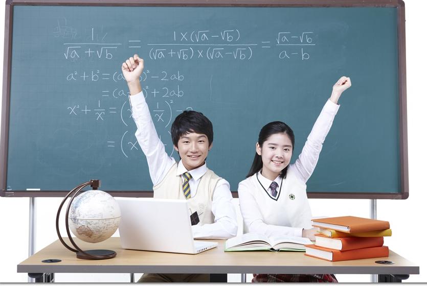 칠판 앞 책상에서 손을 든 두 학생 · 계획·집중 참고 사진