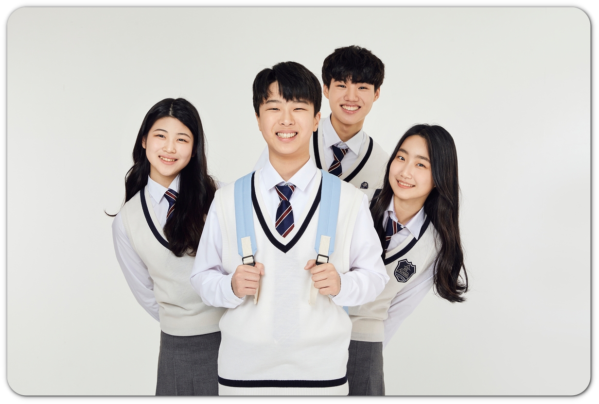 교복 차림으로 함께 서 있는 네 학생 · 학부모·학원 선택 참고 사진