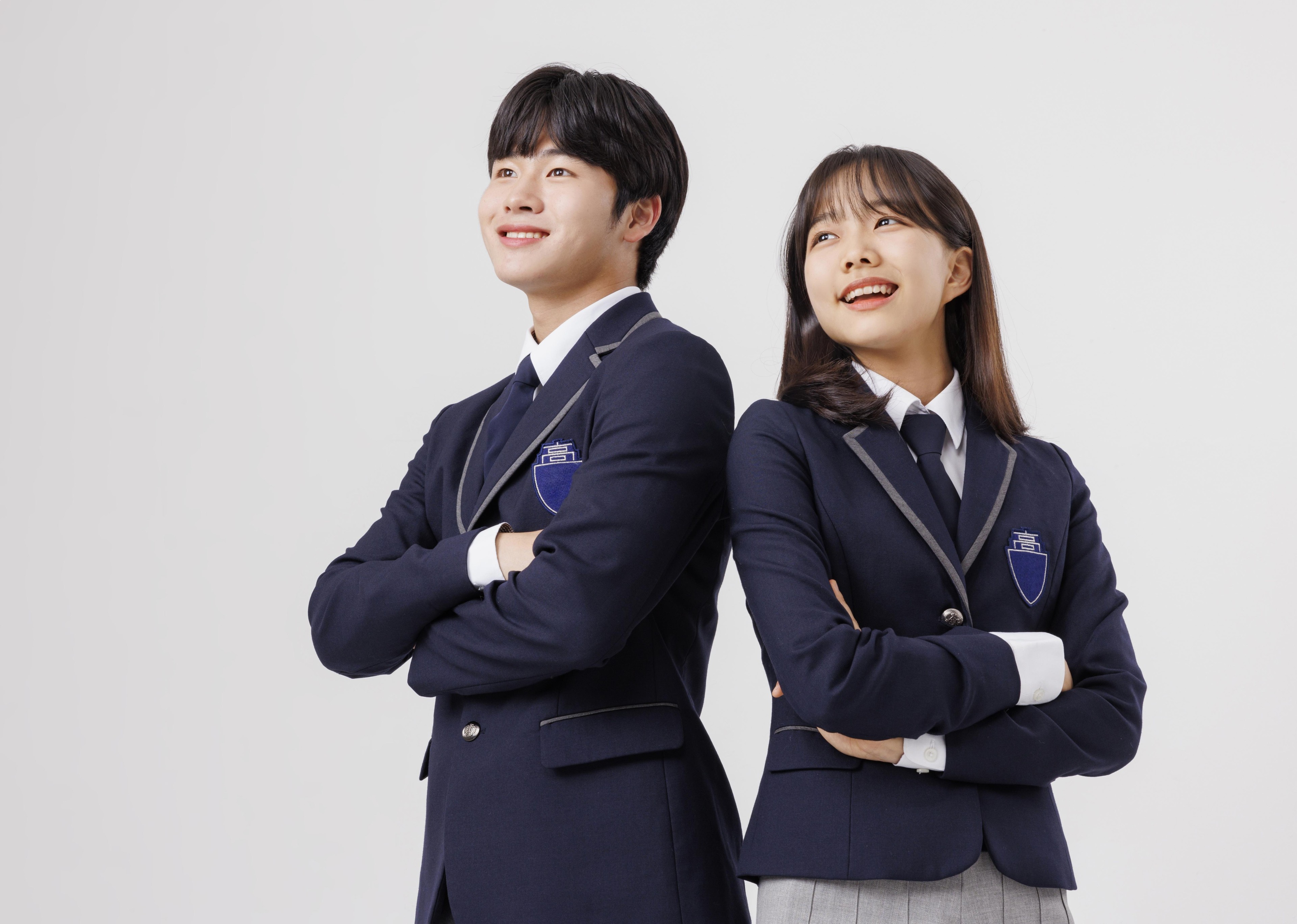 교복 차림으로 서 있는 두 학생 · 학부모·학원 선택 참고 사진