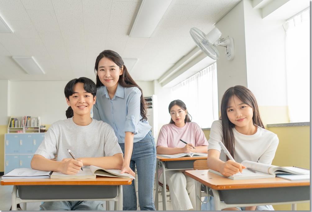 교실 책상에 앉아 있는 학생들 · 학년·학교생활 참고 사진