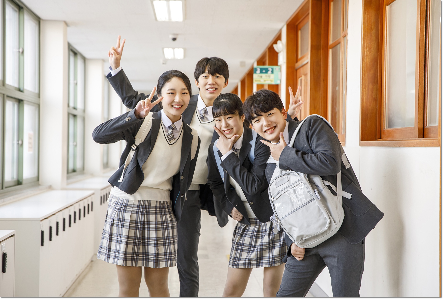 복도에서 함께 서 있는 학생들 · 학년·학교생활 참고 사진