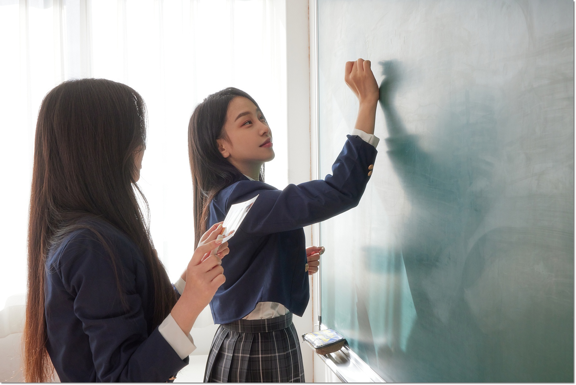 학생이 칠판에 쓰는 내용을 확인하는 모습 · 학습코칭 참고 사진