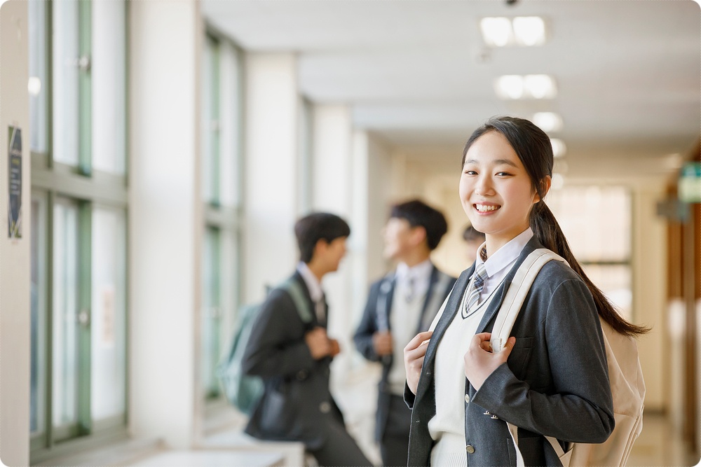 학교 복도에서 가방을 멘 학생 · 시험 준비 참고 사진