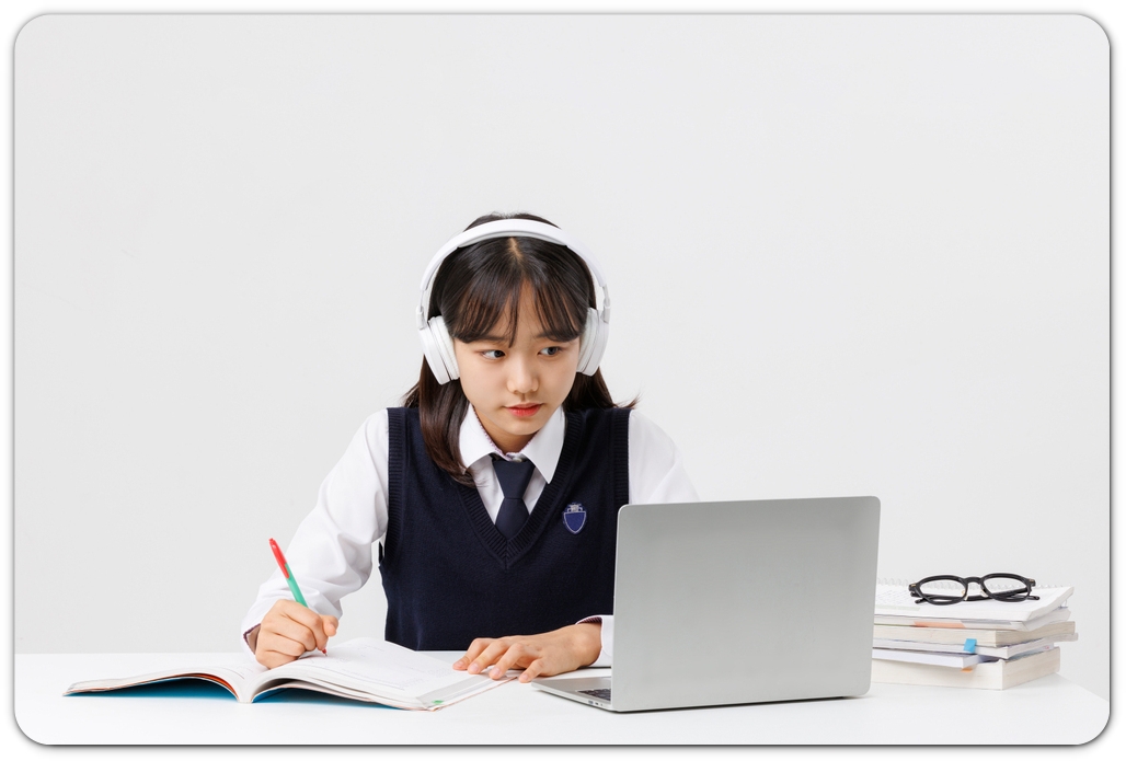 헤드폰을 쓰고 노트북과 책을 보는 학생 · 학부모·학원 선택 참고 사진