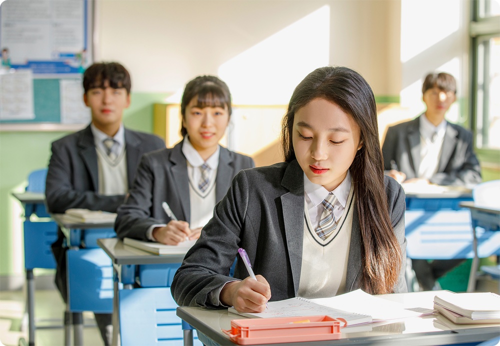 교실에서 책을 읽는 학생들 · 학부모·학원 선택 참고 사진