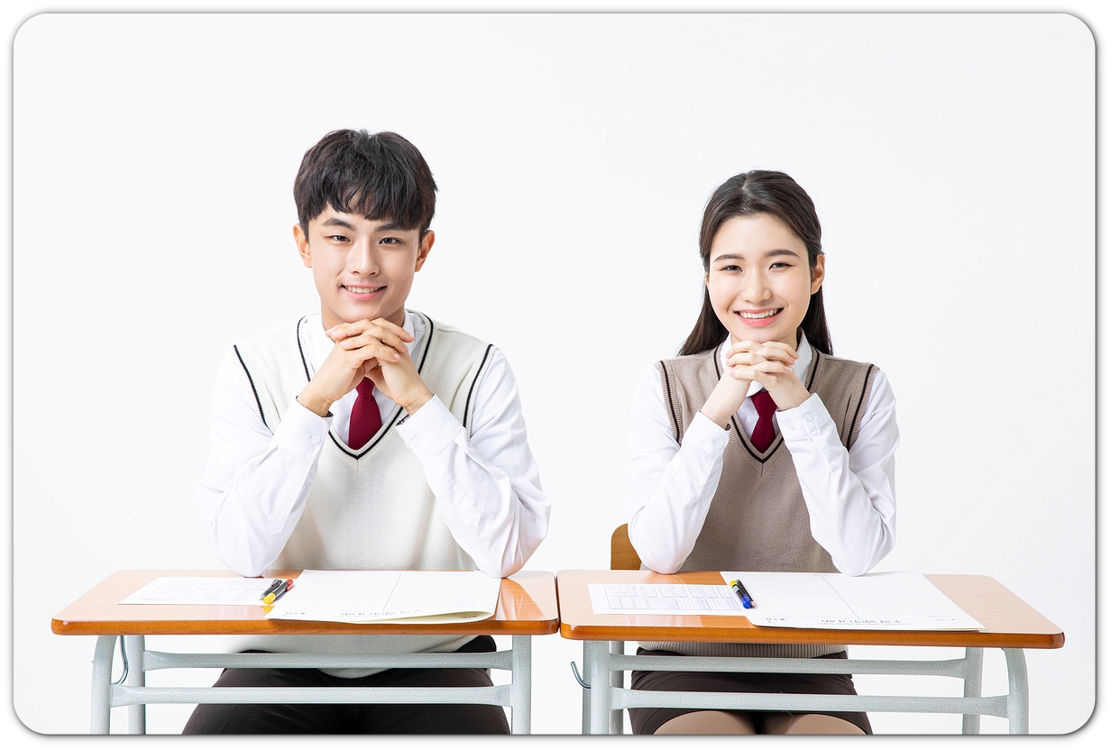 책상에서 자료를 든 두 학생 · 학습코칭 참고 사진