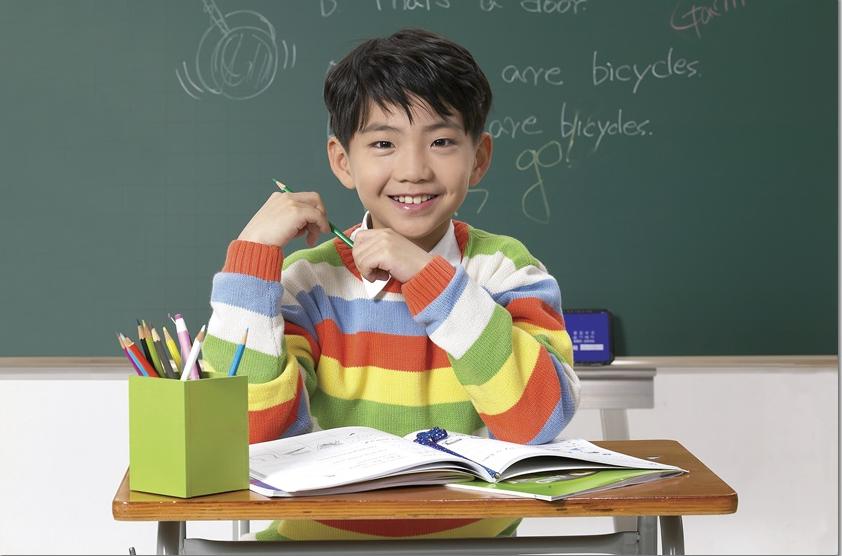 칠판 앞에서 책을 펼친 학생 · 학습코칭 참고 사진
