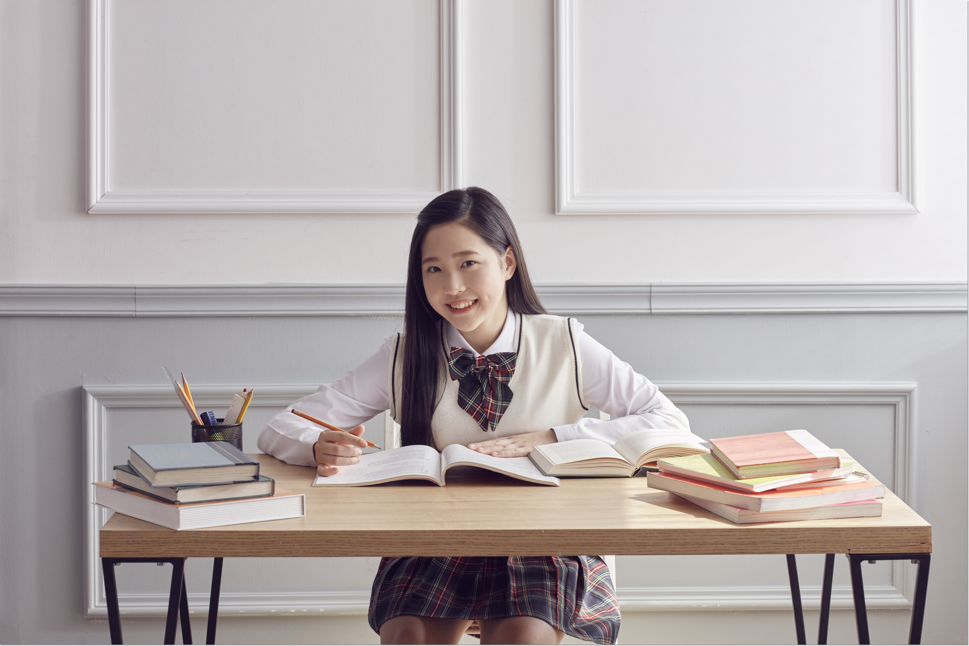 책상에서 교재를 읽는 학생 · 학부모·학원 선택 참고 사진