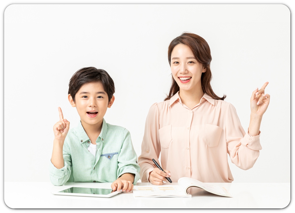 어른과 아이가 나란히 앉아 손을 드는 모습 · 학부모·학원 선택 참고 사진