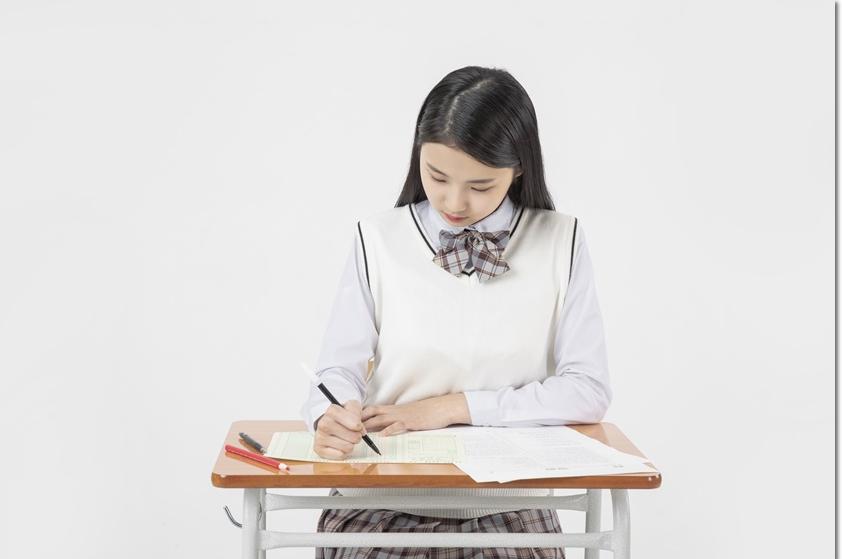 책상에서 문제를 푸는 학생 · 계획·집중 참고 사진