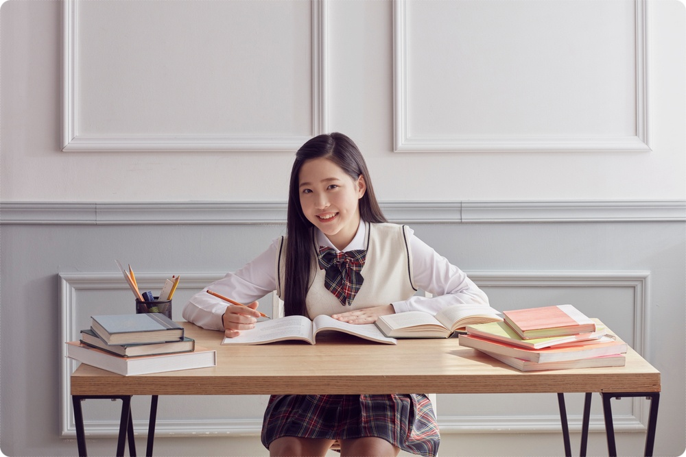 책상에서 글을 읽는 학생 · 과목·오답 참고 사진