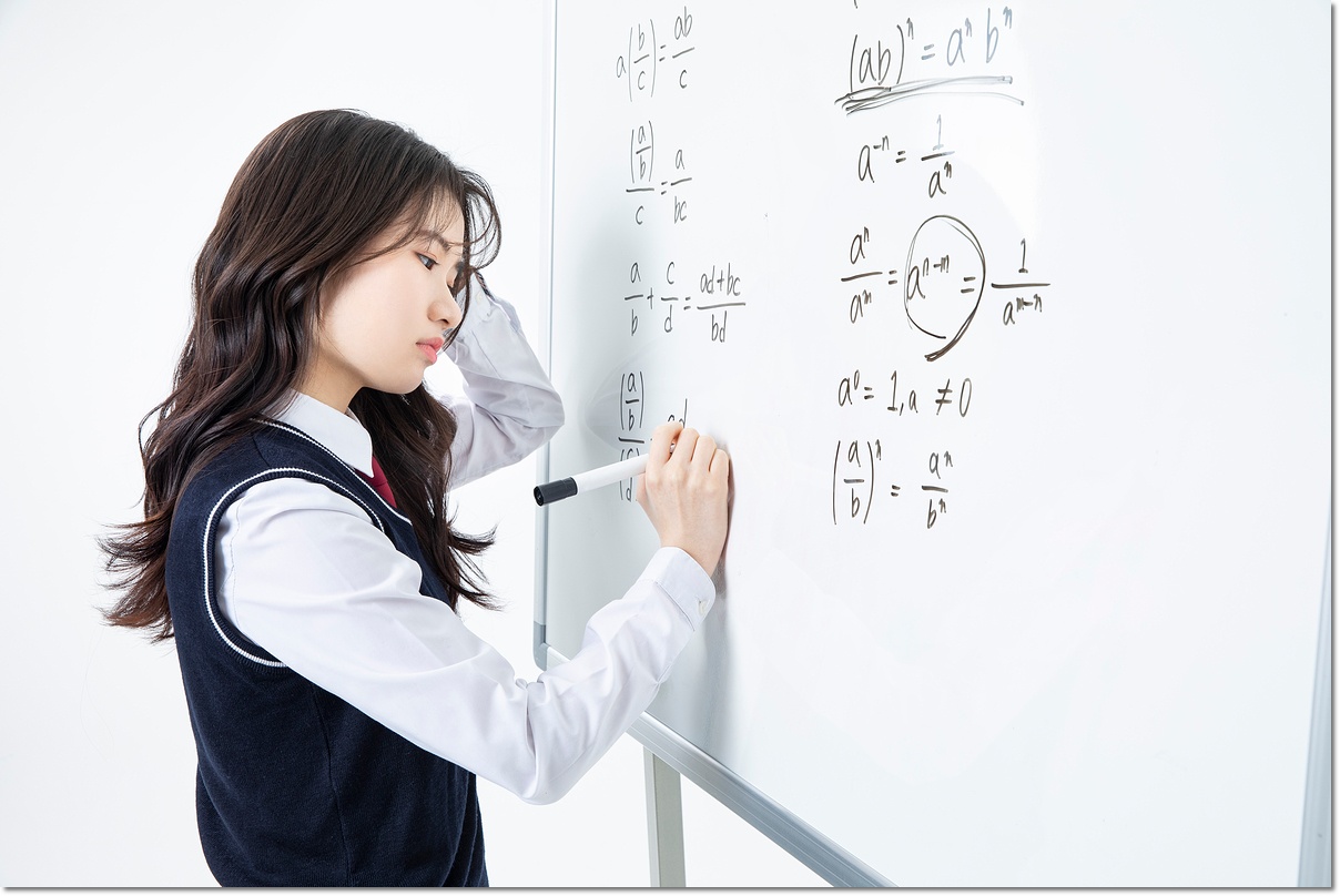 화이트보드에 풀이를 적는 학생 · 과목·오답 참고 사진