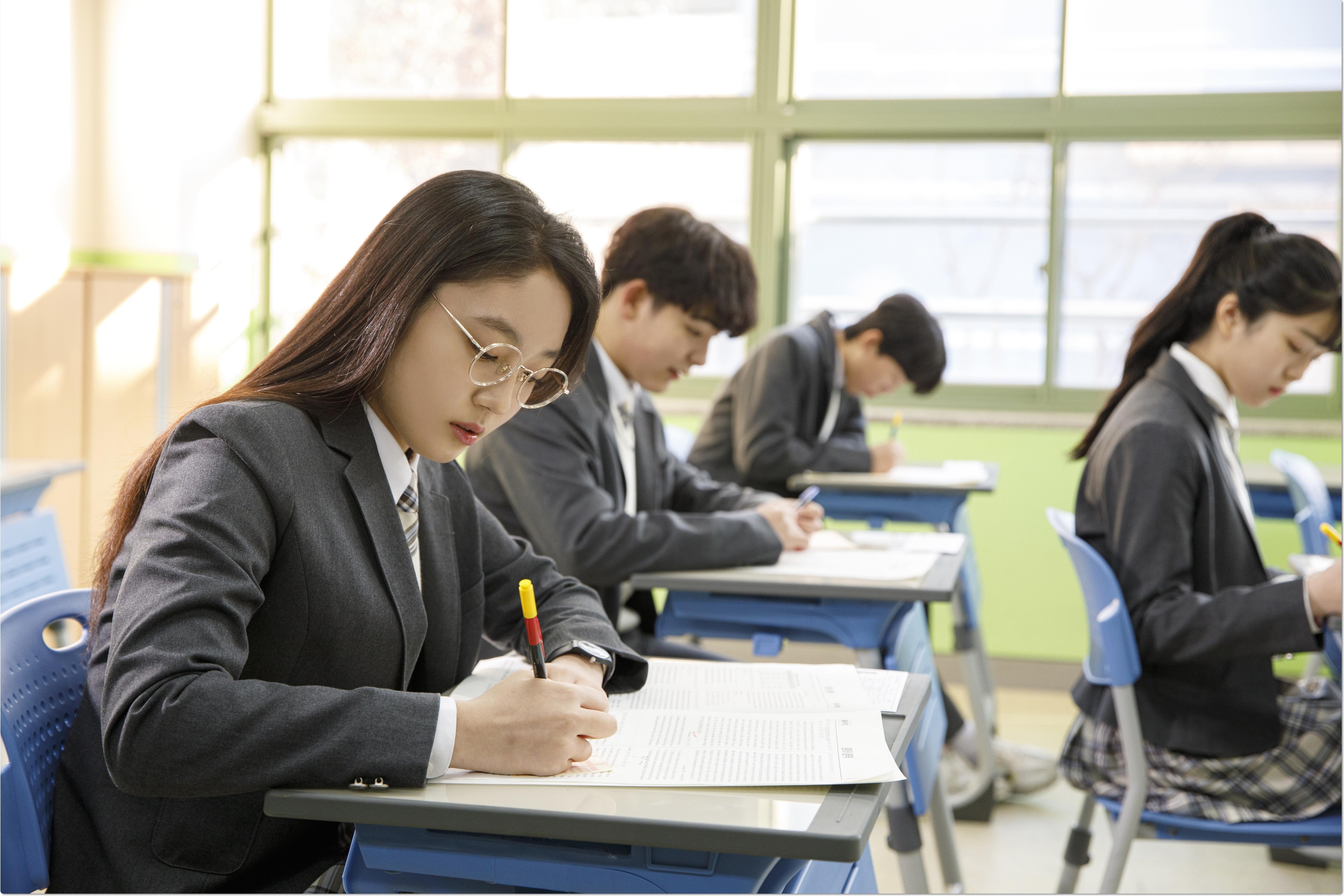 교실에서 각자 공부하는 학생들 · 계획·집중 참고 사진