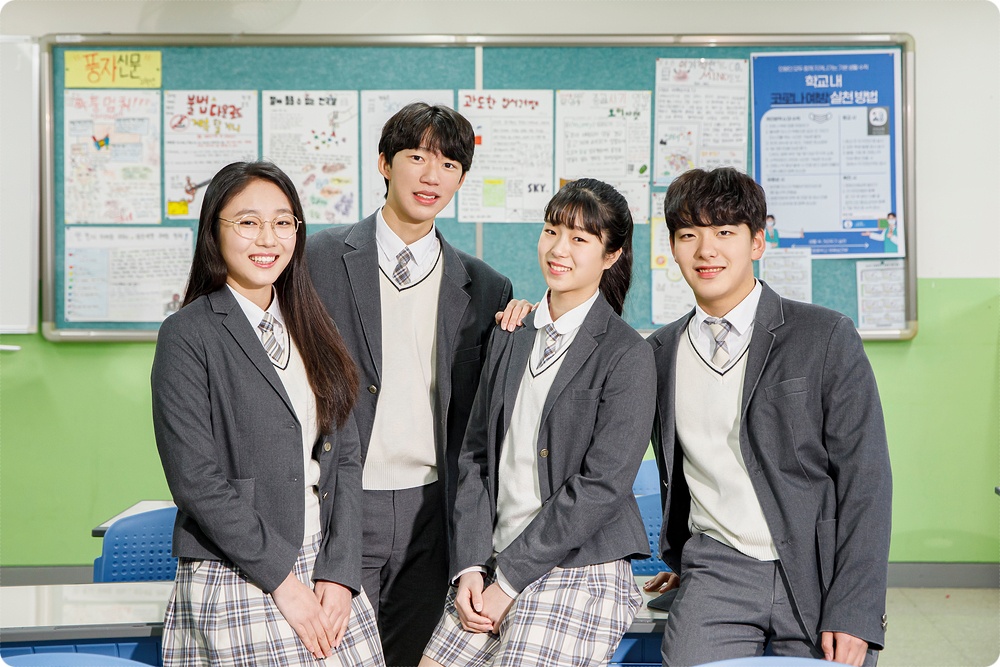 칠판 앞에 나란히 선 학생들 · 과목·오답 참고 사진