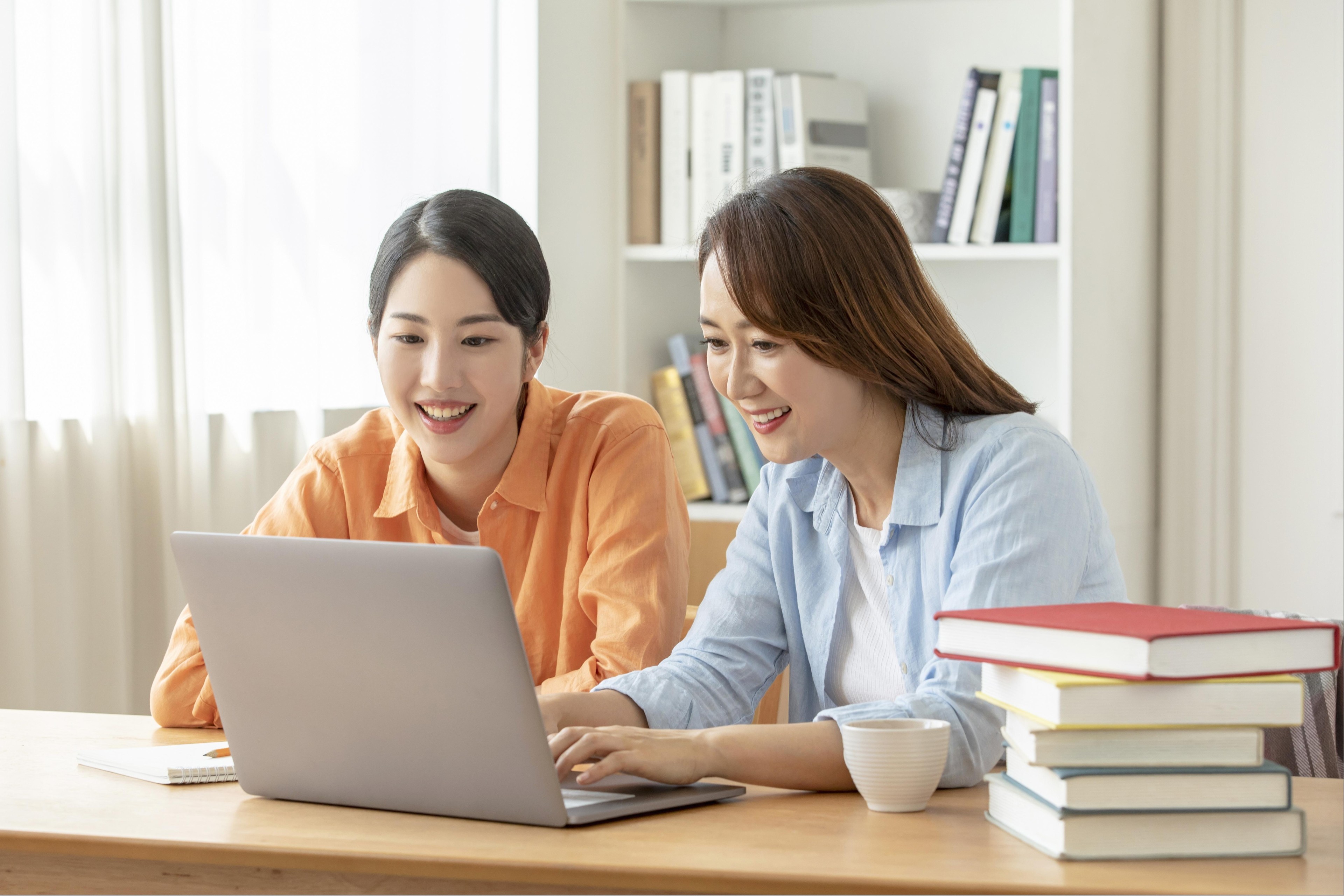 노트북 자료를 함께 보는 모습 · 과목·오답 참고 사진