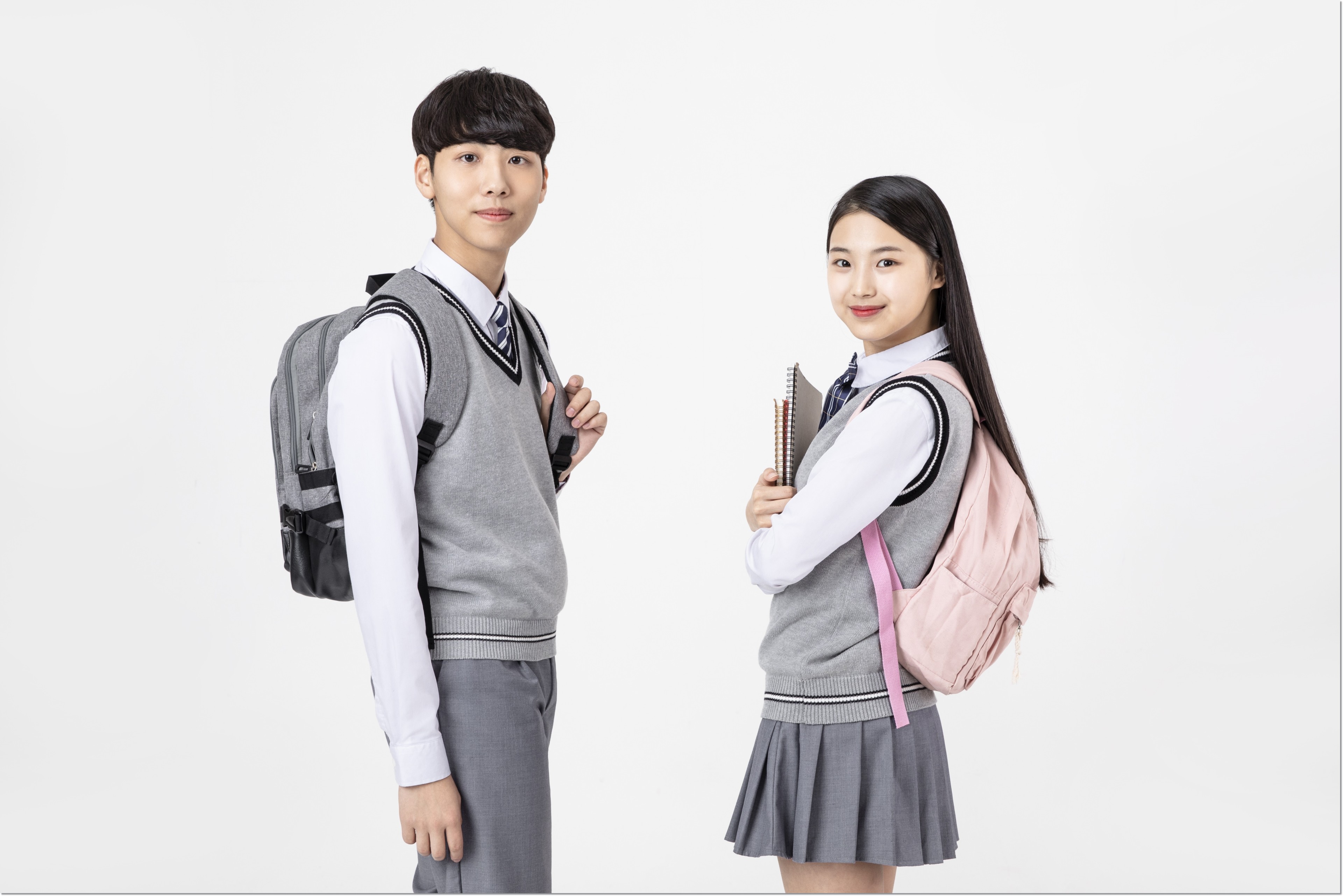 가방과 책을 들고 선 학생들 · 계획·집중 참고 사진