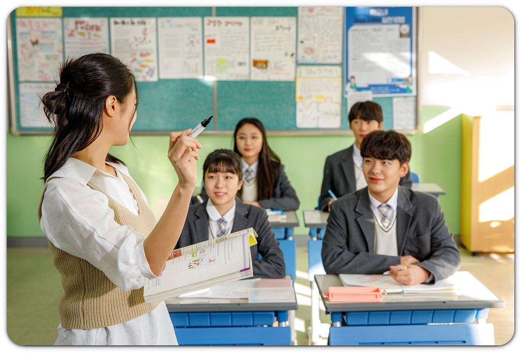 칠판 앞에서 질문하는 수업 장면 · 학부모·학원 선택 참고 사진