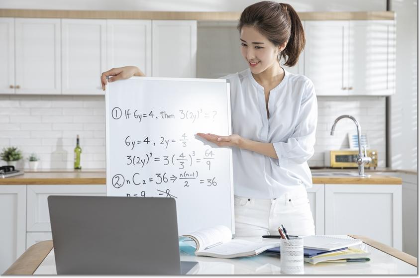 화이트보드에 풀이를 설명하는 모습 · 학년·학교생활 참고 사진