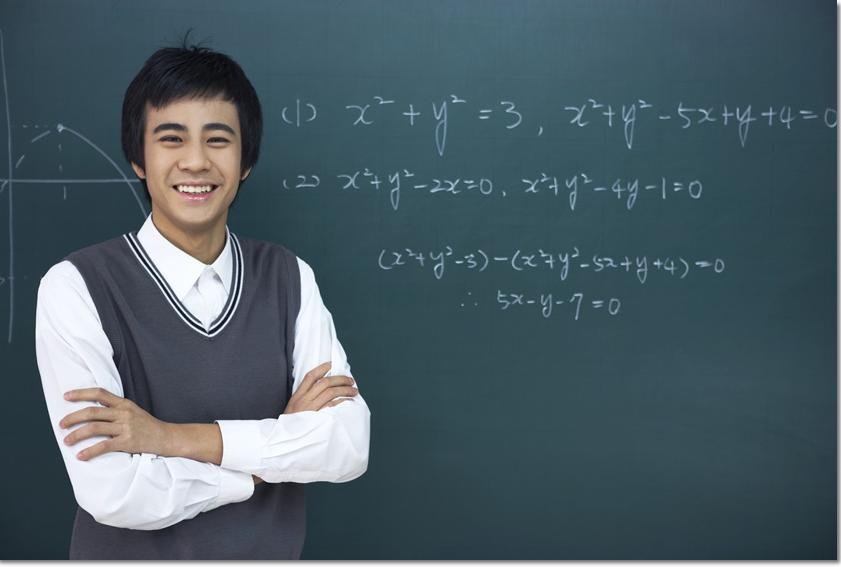 칠판 앞에 선 교사 역할의 인물 · 학년·학교생활 참고 사진