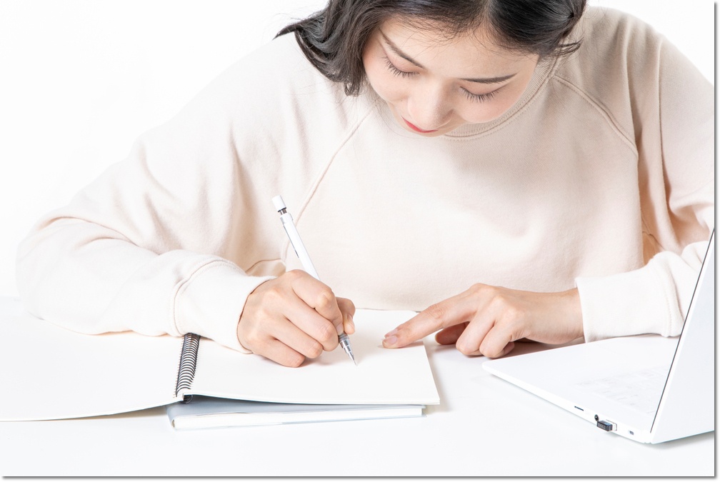 노트에 글을 쓰는 모습 · 학부모·학원 선택 참고 사진