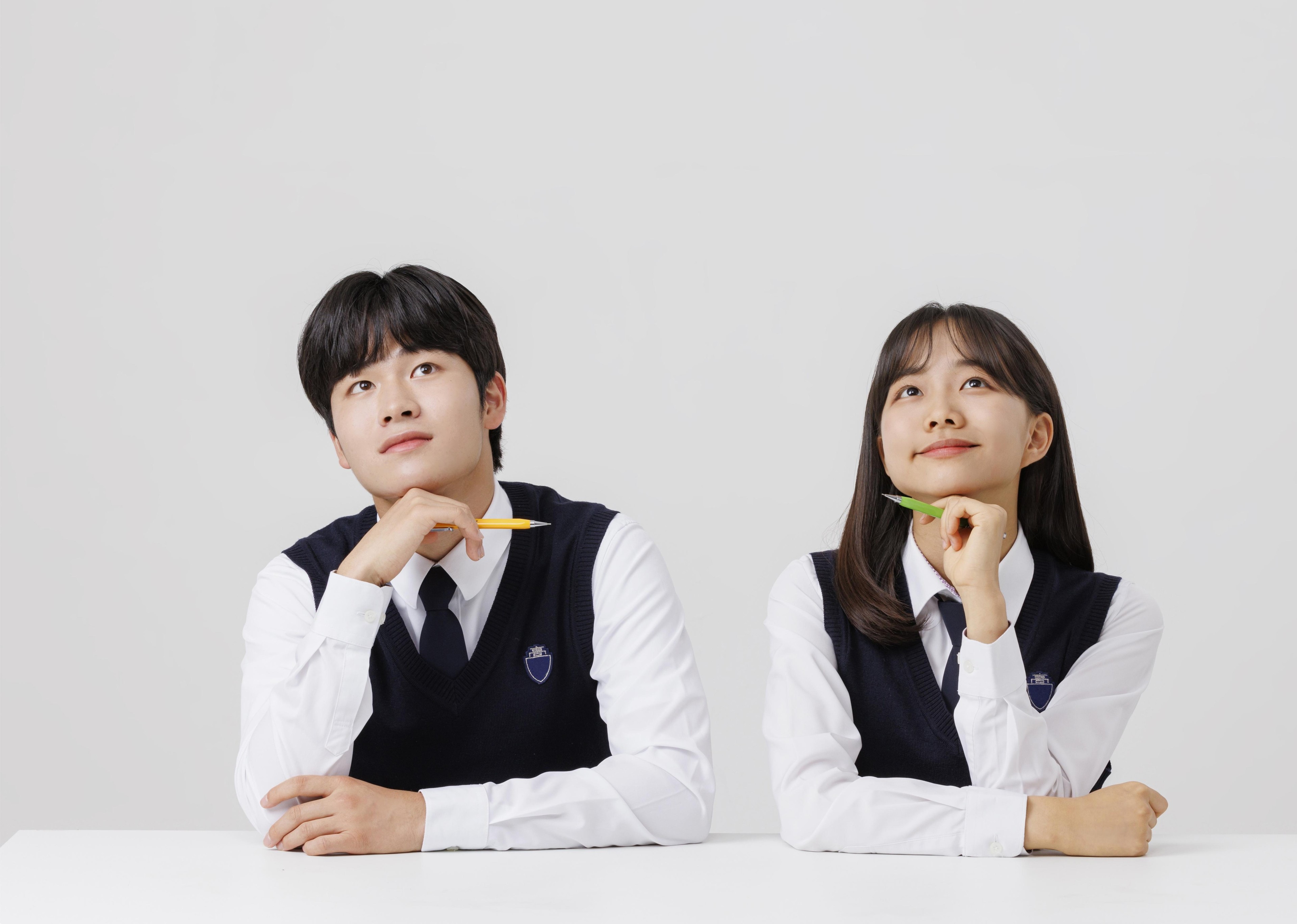 생각하며 손을 턱에 댄 학생들 · 학습코칭 참고 사진