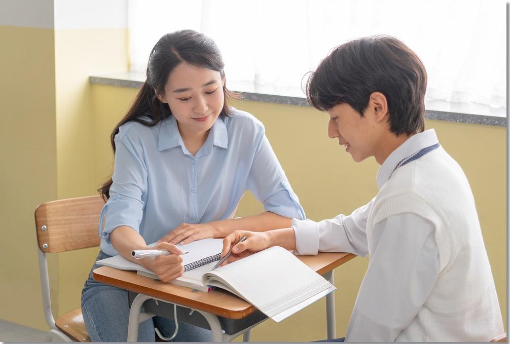 노트의 내용을 함께 확인하는 모습 · 계획·집중 참고 사진
