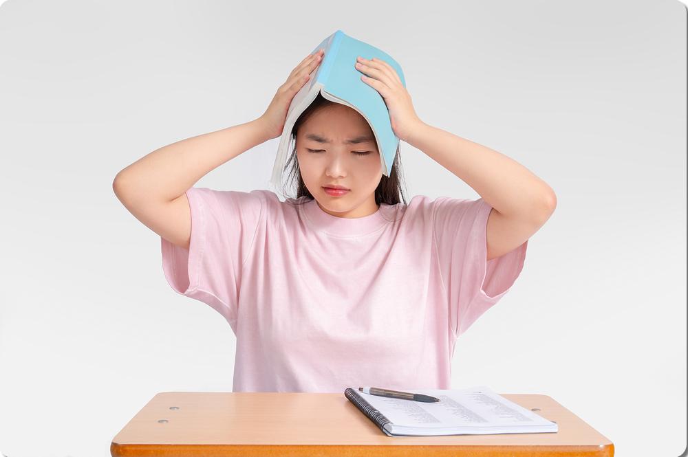 책상 앞에서 생각하는 학생 · 과목·오답 참고 사진