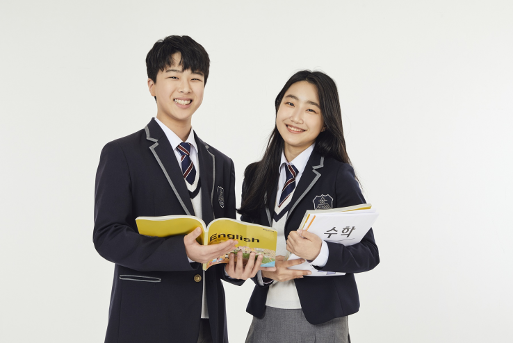 책을 들고 선 학생 두 명 · 학년·학교생활 참고 사진