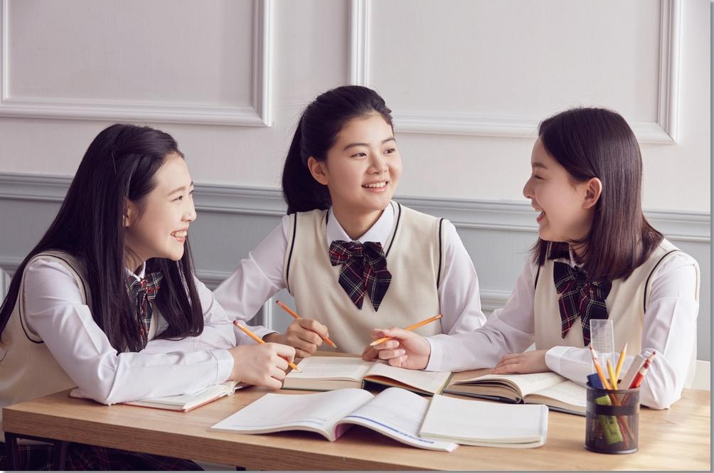 책상에서 과제에 관해 대화하는 학생들 · 계획·집중 참고 사진