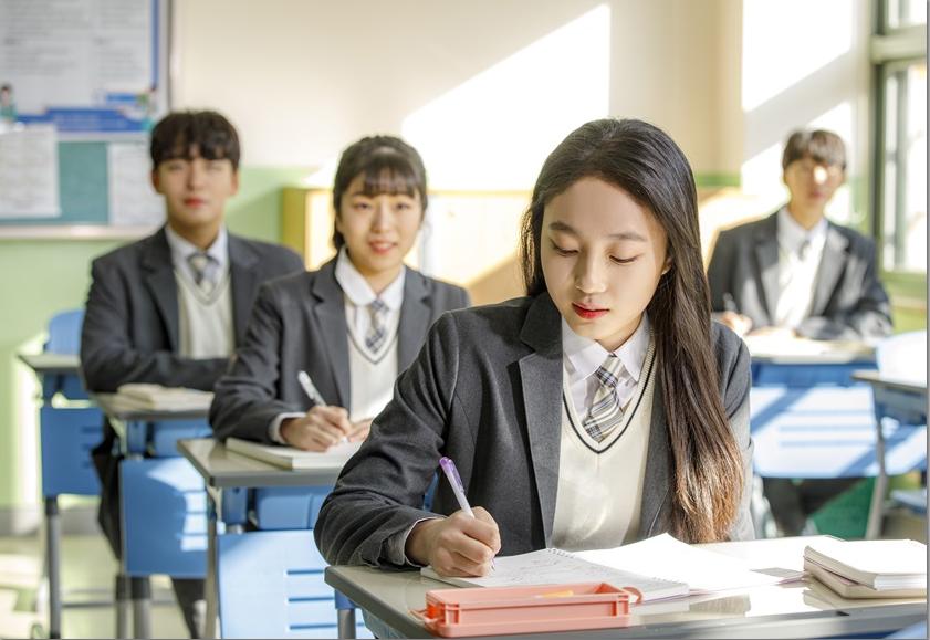 교실에서 과제를 기록하는 학생들 · 과목·오답 참고 사진