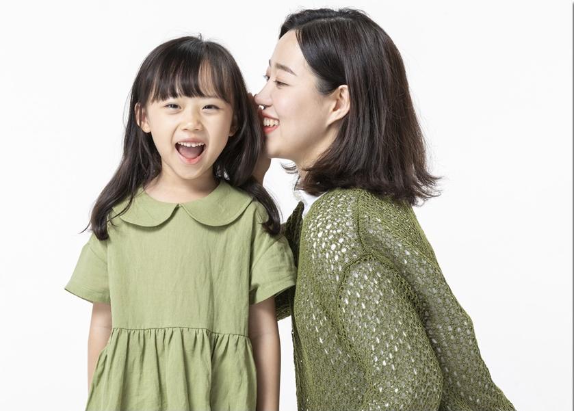 어른과 아이가 웃으며 이야기하는 모습 · 과목·오답 참고 사진